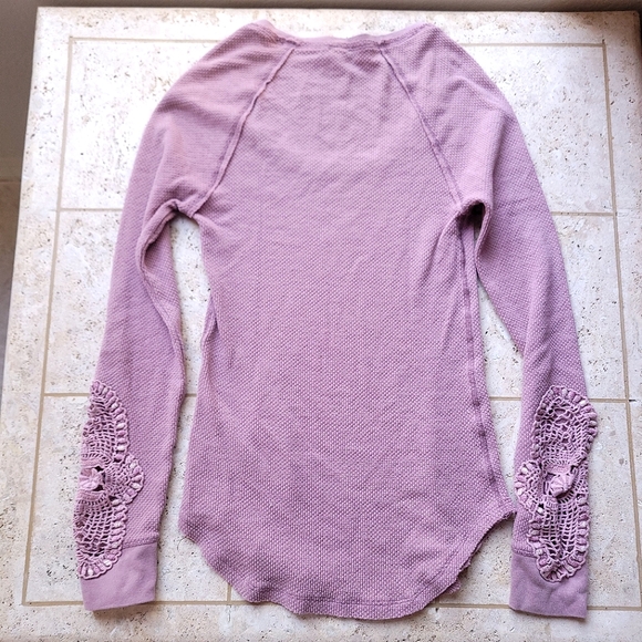 🍒EUC🍒 FREE PEOPLE SYNERGY THERMAL CUFF - Picture 3 of 8